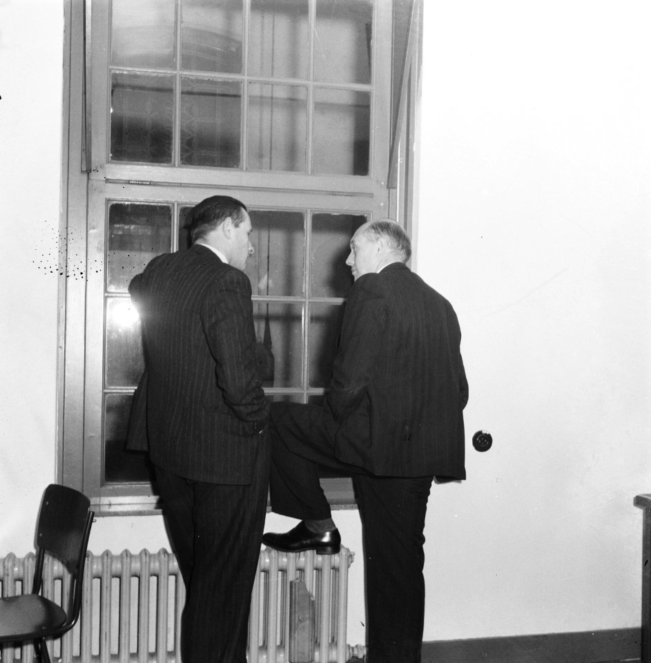 Schermerhorn (rechts) en in gesprek, Bestanddeelnr 900-8784