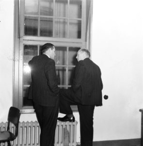 Schermerhorn (rechts) en in gesprek, Bestanddeelnr 900-8784