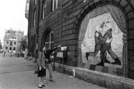 Schildering van twee dansende ME-ers op kraakpand aan Amsterdamse Weteringschans, Bestanddeelnr 930-9934