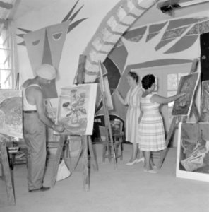 Schildersklas aan het werk in een atelier in het kunstenaarsdorp Ein Hod., Bestanddeelnr 255-2765