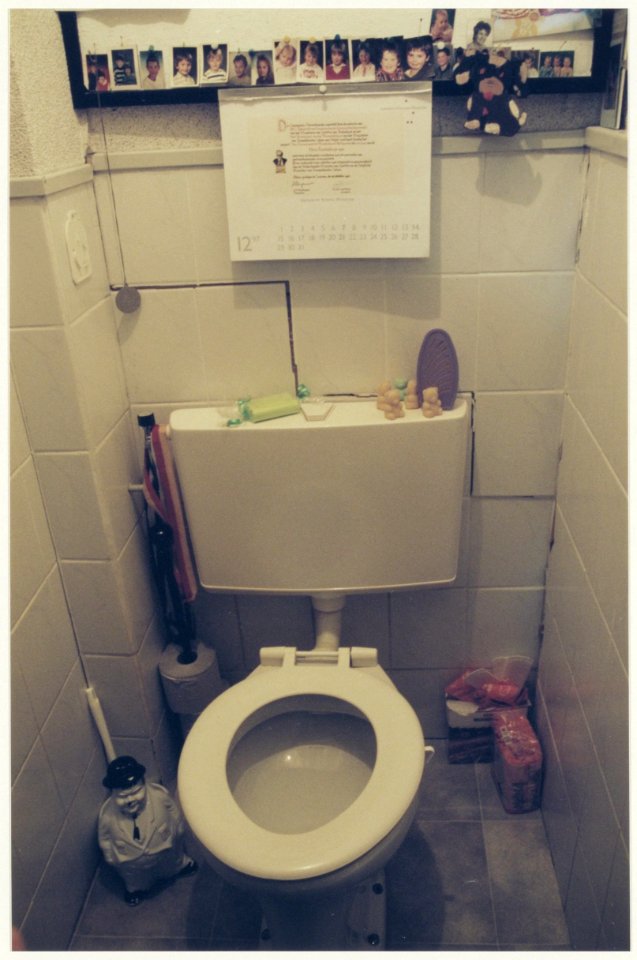 Scheurende tegels in het toilet door verzakkende funderingen i.v.m. palenpest. NL-HlmNHA 54036988