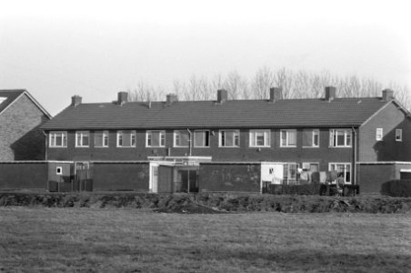 Schilders zetten ruiten in na ontploffing in kruitfabriek te Muiden vrijdag jl, Bestanddeelnr 926-0926