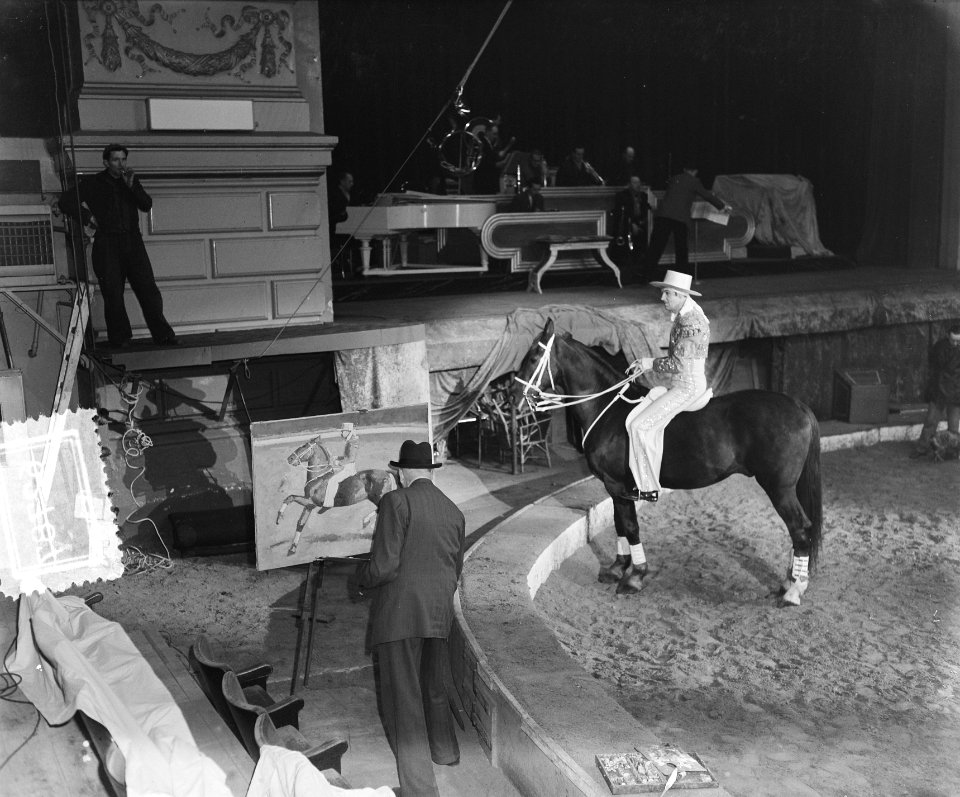 Schilder schildert paard in Circus Carre, Bestanddeelnr 906-2787