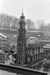 Schilder legt laatste hand aan Westerkerk in Madurodam na winteropknapbeurt, Bestanddeelnr 933-9306