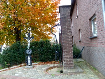Schimmert-Wegkruis en waterpomp aan Oensel-Haagstraat