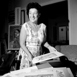 Schilderes Melitta Schiffer terwijl zij tekeningen of grafiek toont met op de ac, Bestanddeelnr 255-4570