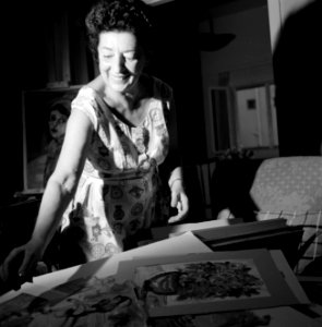 Schilderes Melitta Schiffer terwijl zij tekeningen of grafiek toont met op de ac, Bestanddeelnr 255-4574