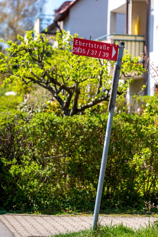 Schild in der Ebertstraße in Tübingen zu einem Nebenarm mit den Hausnummer 29, 35, 37 und 39