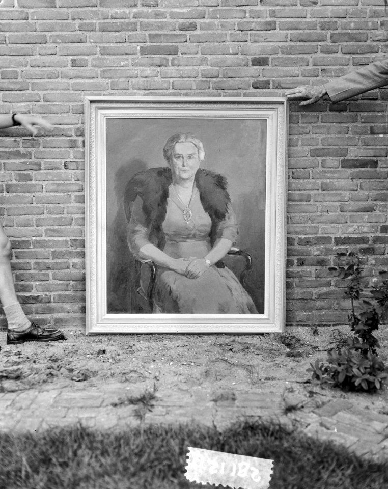 Schilderij van H. M. Wilhelmina voor gemeente Zaandam vervaardigd door van Mever, Bestanddeelnr 934-5507