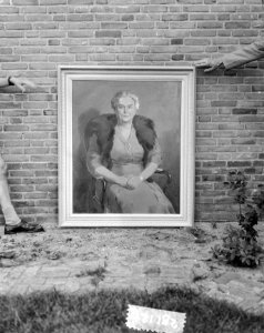 Schilderij van H. M. Wilhelmina voor gemeente Zaandam vervaardigd door van Mever, Bestanddeelnr 934-5507
