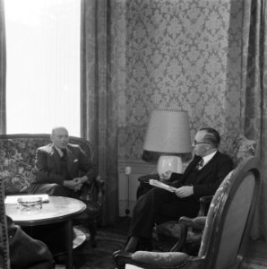 Schermerhorn (links) in gesprek met , Bestanddeelnr 900-8178