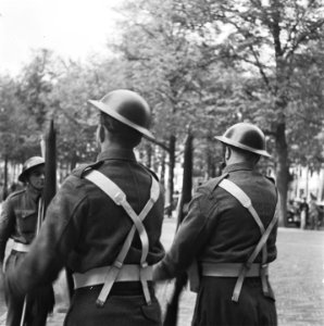 Schildwacht bij paleis Lange Voorhout. Aflossing van de wacht, Bestanddeelnr 900-8916