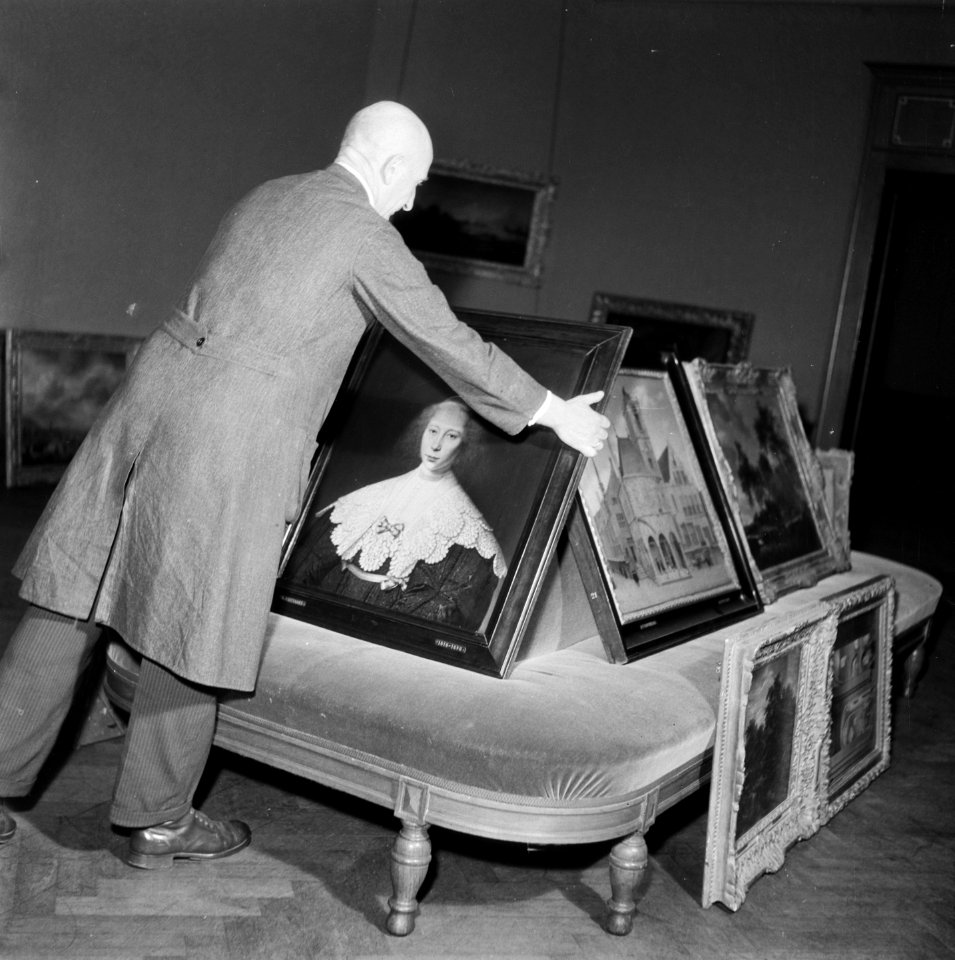 Schilderijen worden gesorteerd vooraan Dirck van Santvoort, Portret van Agatha , Bestanddeelnr 900-9912