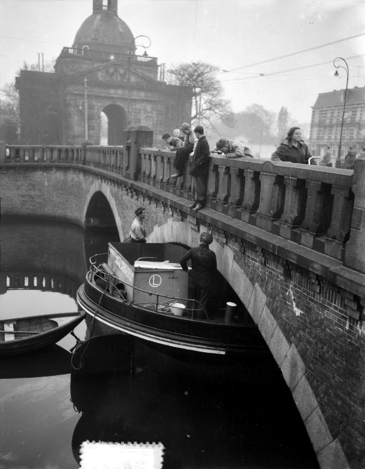 Schip bekneld onder brug bij Muiderpoort, Bestanddeelnr 906-1111