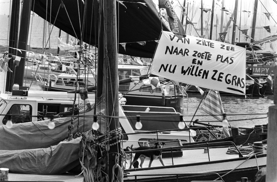 Schepen in de haven met een spandoek Van zilte zee naar zoete plas en nu willen, Bestanddeelnr 932-6320