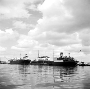 Schepen in de haven van de olieraffinaderij van de CPIM op de Isla op Curaçao, Bestanddeelnr 252-7749