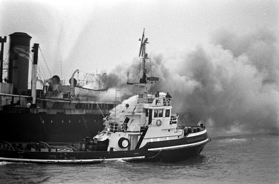 Schip South America in brand op zee, vijf mijl uit de kust bij Hoek van Holland, Bestanddeelnr 918-7689