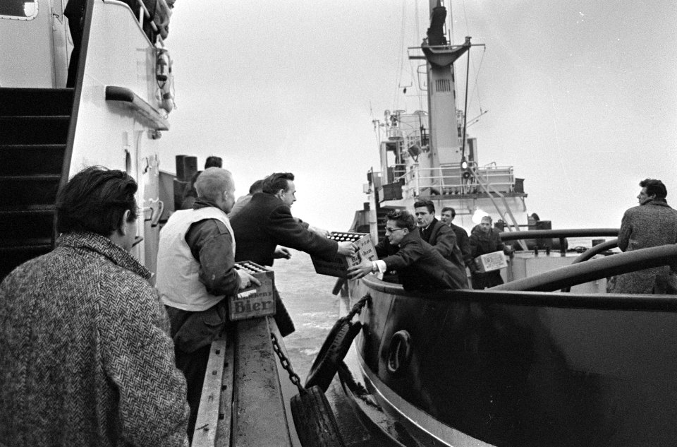 Schip South America in brand op zee, vijf mijl uit de kust bij Hoek van Holland, Bestanddeelnr 918-7687