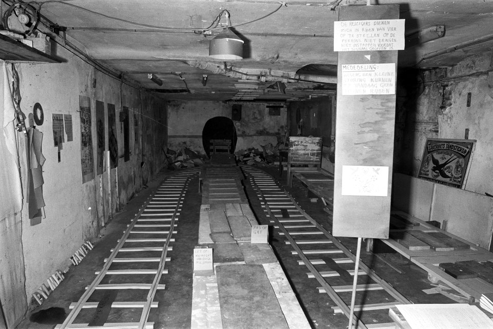 Schertsmetrostation van lastige Amsterdammer, Bestanddeelnr 926-3746