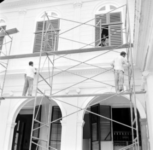 Schilders bij het Gouvernementspaleis aan het Gouvernementsplein in Paramaribo, Bestanddeelnr 252-2290