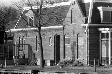Schilders zetten ruiten in na ontploffing in kruitfabriek te Muiden vrijdag jl, Bestanddeelnr 926-0927
