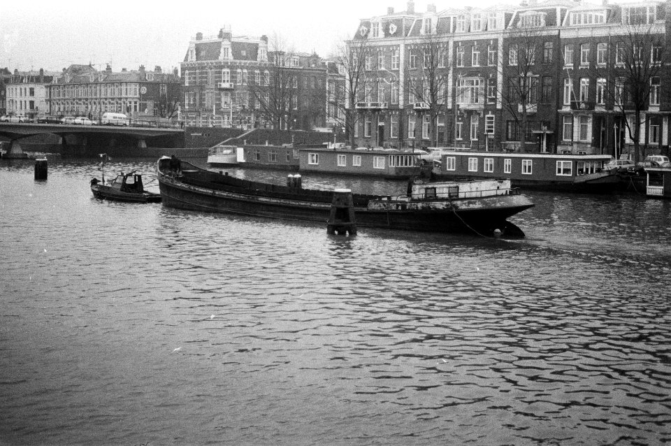 Schip in gracht Amsterdam, Bestanddeelnr 925-3075