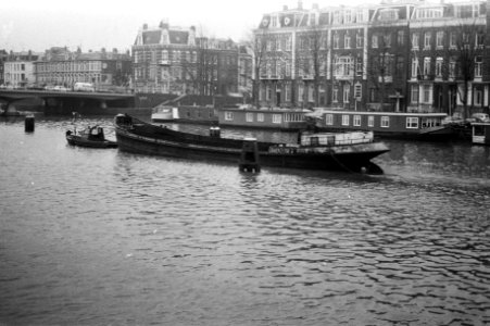 Schip in gracht Amsterdam, Bestanddeelnr 925-3075