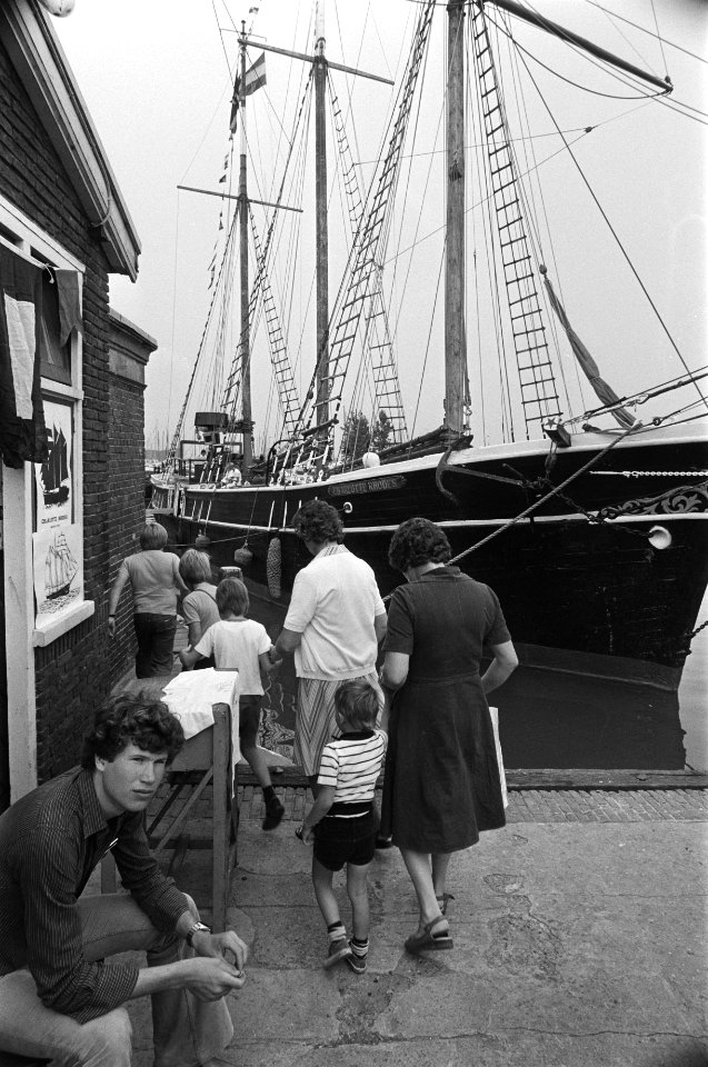 Schip Charlottew Rhodes uit tv-serie Onedinline, in haven Monnickendam in verban, Bestanddeelnr 929-2939
