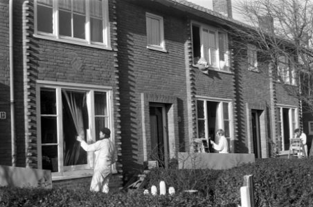 Schilders zetten ruiten in na ontploffing in kruitfabriek te Muiden vrijdag jl, Bestanddeelnr 926-0924
