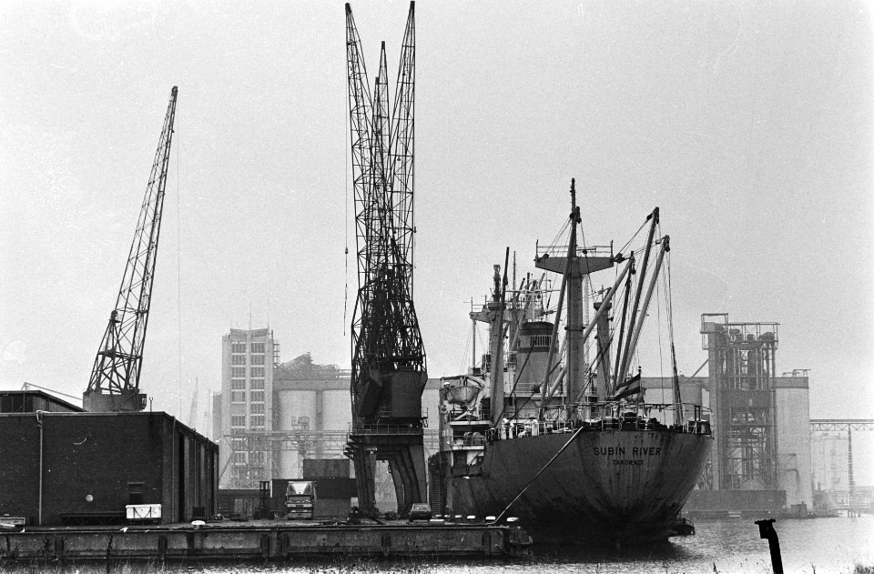 Schip in Amsterdamse haven, Bestanddeelnr 933-1416