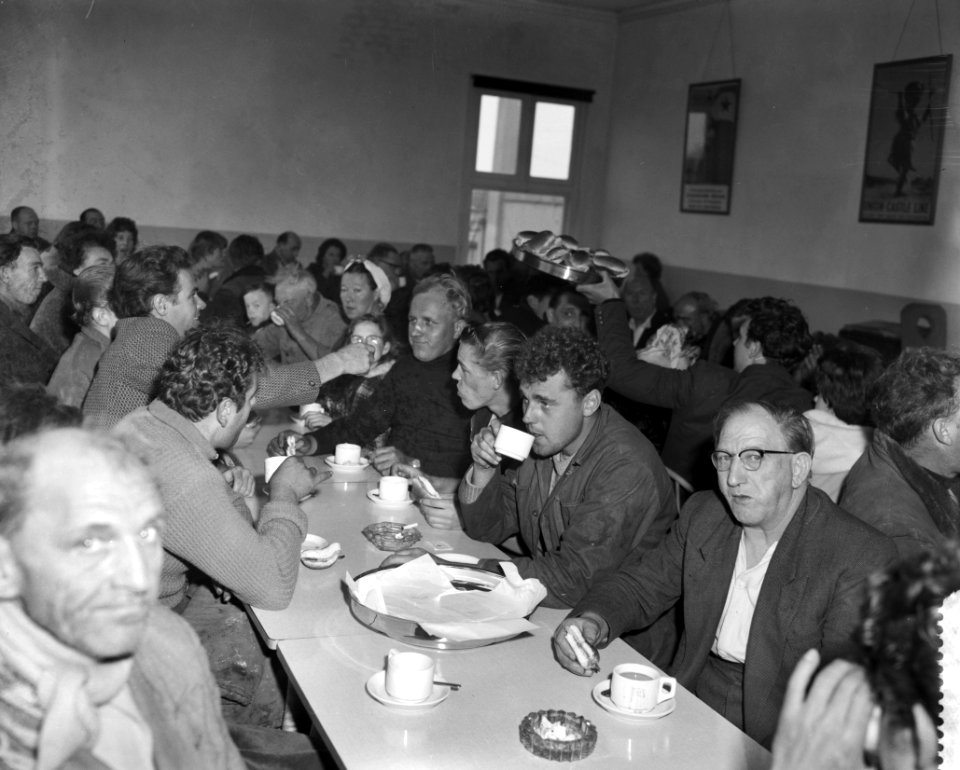 Schipbreukelingen van de Callisto met familieleden aan de maaltijd in Rotterdam, Bestanddeelnr 910-1793