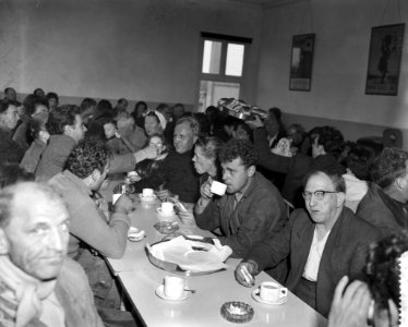 Schipbreukelingen van de Callisto met familieleden aan de maaltijd in Rotterdam, Bestanddeelnr 910-1793