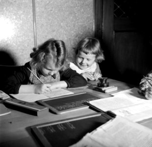 Schiperskinderen leren schrijven met een kroontjespen, Bestanddeelnr 254-1718