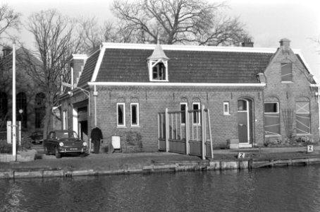 Schilders zetten ruiten in na ontploffing in kruitfabriek te Muiden vrijdag jl, Bestanddeelnr 926-0928