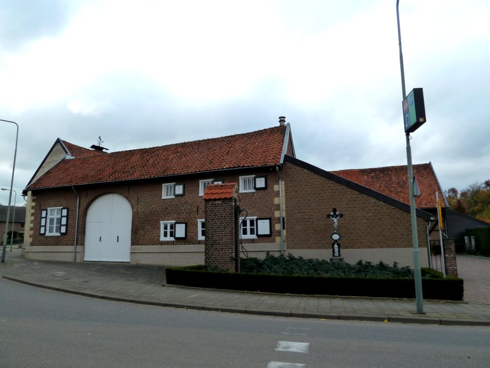 Schimmert-Wegkruis en waterpomp voor huis Op de Bies 1 (2)