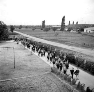 Schipperskinderen komen uit school, Bestanddeelnr 254-1689