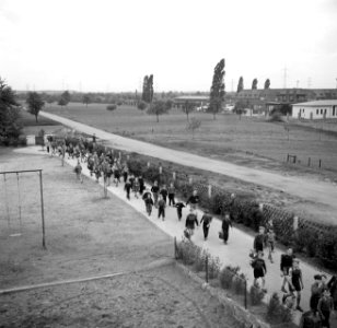 Schipperskinderen komen uit school, Bestanddeelnr 254-1690