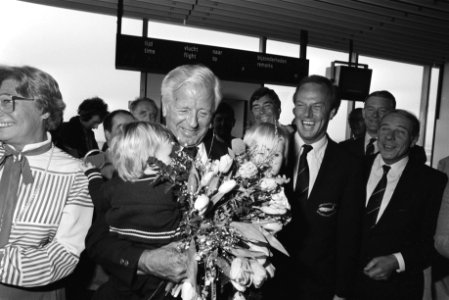 Schiphol, aankomst bemanning Uiver Bonne Pijpstra (l) gezagvoerder Jan Plesman , Bestanddeelnr 932-8854