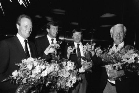 Schiphol, aankomst bemanning Uiver v.l.n.r. heffen het glas Jan Plesman , Fred , Bestanddeelnr 932-8855