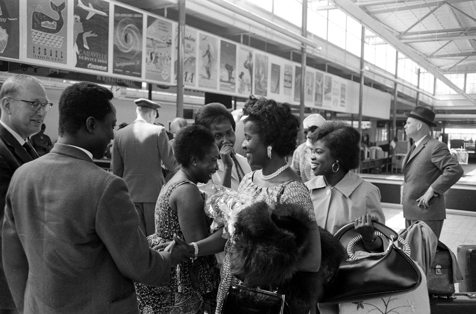 Schiphol aankomst mevrouw Odilia Erzuah (echtgenote Ambassadeur van Ghana ), Bestanddeelnr 914-0087