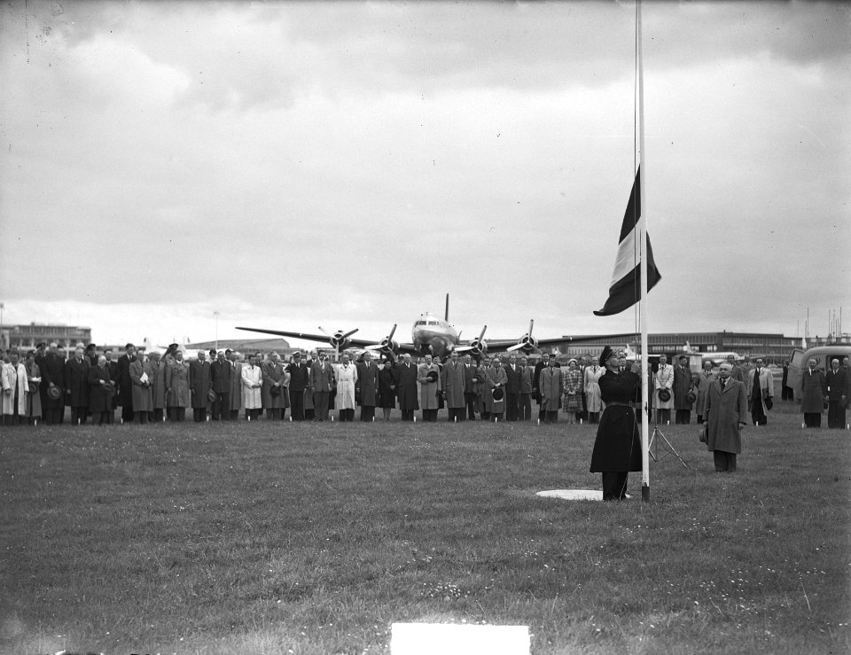 Schiphol 30 jaar onthulling borstbeeld Dr. Plesman, Bestanddeelnr 903-9688