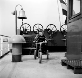 Schipperskind Walter Rieb met zijn driewieler op het dek van de Damco 9, Bestanddeelnr 254-1421
