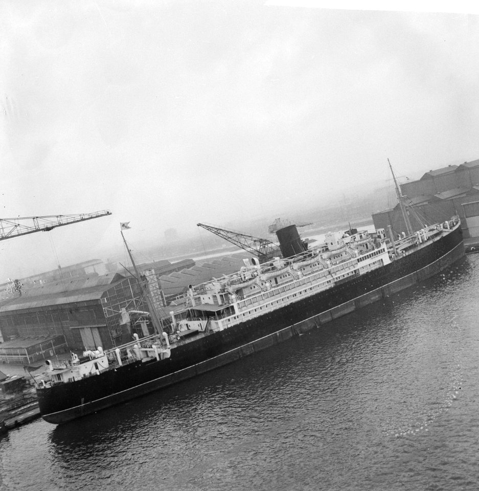 Schip als studentenhotel, de Caledonia op het ogenblik bi NDSM om verbouwd te wo, Bestanddeelnr 918-6243