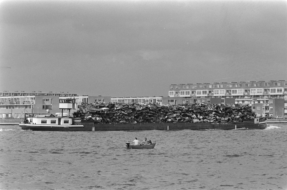 Schip met autowrakken op 't IJ, Bestanddeelnr 933-3764