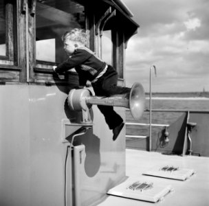 Schipperskind Walter Rieb spelend met de scheepshoorn aan dek van de Damco 9, Bestanddeelnr 254-1416