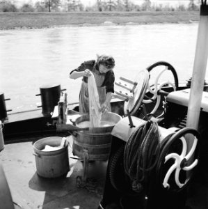 Schippersvrouw van Geijn mangelt de was aan boord van de Damco 230, Bestanddeelnr 254-1635