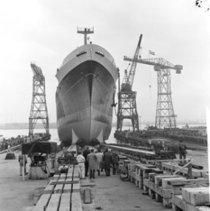 Schip voor HAL bij Wilton Fijenoord werf Grebbedijk glijdt in de Nieuwe Maas, Bestanddeelnr 913-7954