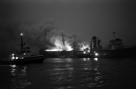 Schip South America in brand op zee, vijf mijl uit de kust bij Hoek van Holland, Bestanddeelnr 918-7690