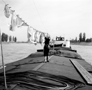 Schippersvrouw van Geijn hangt de was op aan boord van de Damco 230, Bestanddeelnr 254-1636