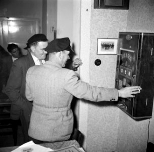 Schippers met rechts Anton Rieb bij een fruitautomaat in café Zur Rheinlust van…, Bestanddeelnr 254-1552